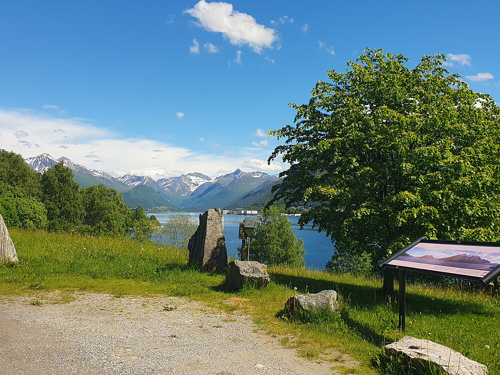Mot Sjøvdøla og Juratind