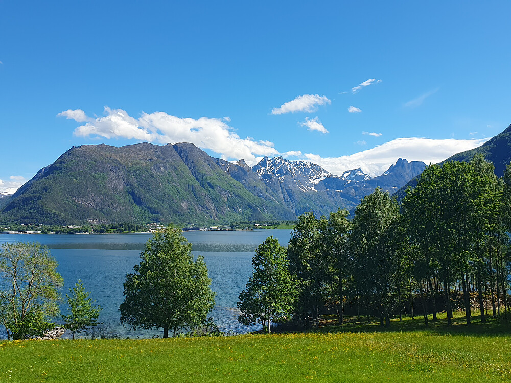 Over Romsdalsfjorden mot bl a Vengetind 