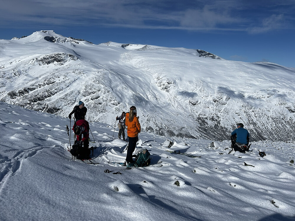 På toppen kom sola fram. Norges tak i bakgrunnen