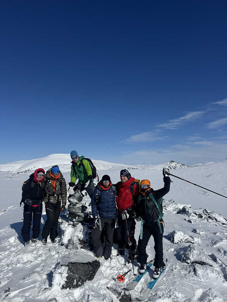 Toppbilde fra den nye toppen "Sør for Leirhøe Nord". Tror aldri det har vært eller kommer til å være så mange på denne toppen samtidig