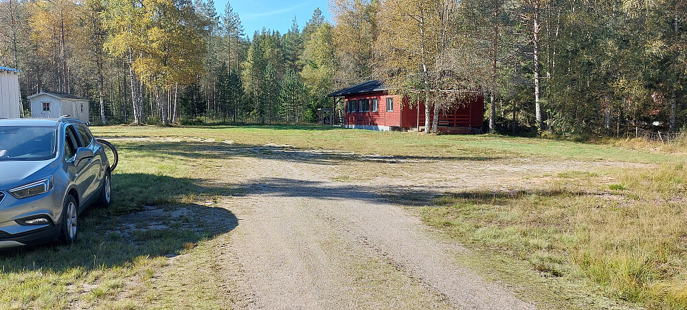 Parkering. Traktorvei starter inne på høyre side