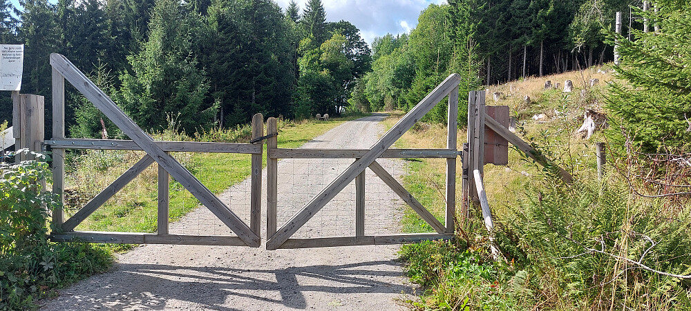 Grind som passeres før parkeringen og bommen