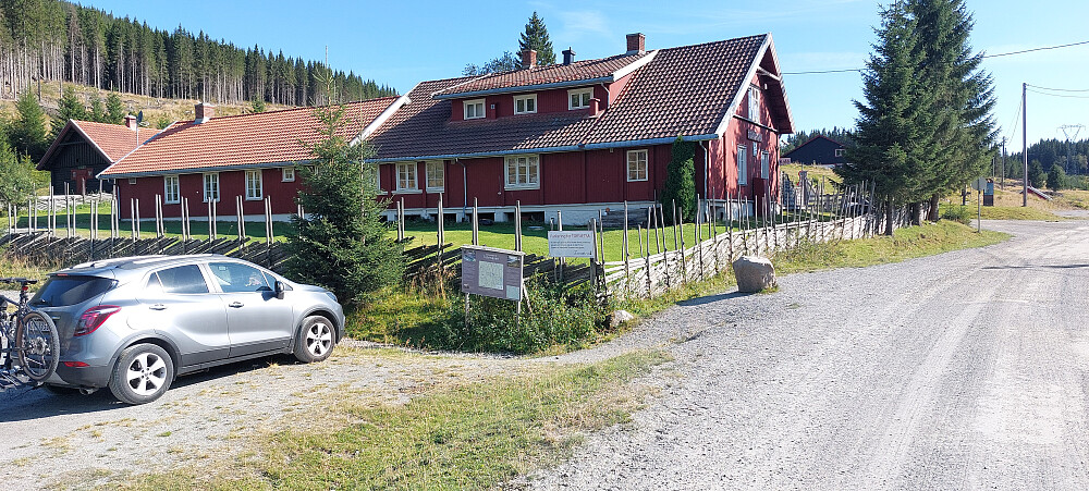 Parkering ved Torsætra kafe. Stien starter 100 meter videre på høyre side etter en hytte.