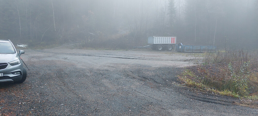Traktorvei går opp bak i bildet