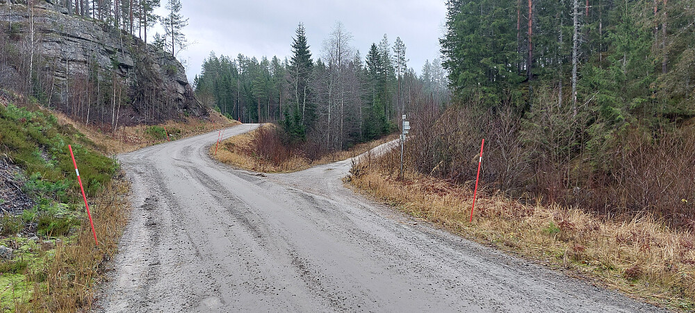 Mjåvannsvegen inn til høyre