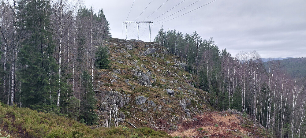Høyspentlinja passeres. 132Kv linje fra Kjosen i Drangedal til Grenland Trafostasjon i Kilebygda