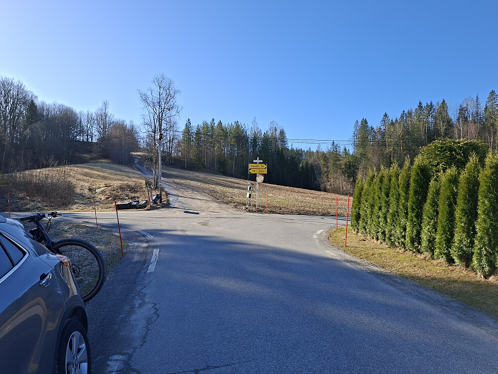 Parkering. Bratt bakke opp til gåden på andre siden av krysset