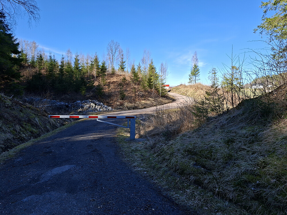 Starten på grusvei mot toppen