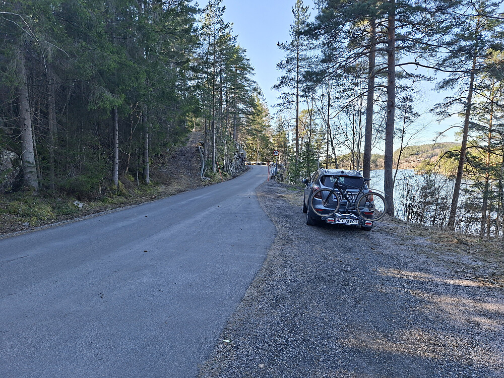 Parkering. Traktorvei går opp på venstre side.