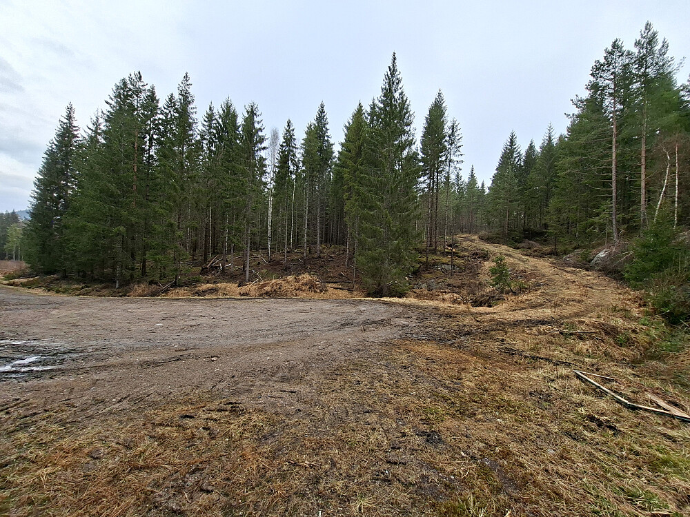 Snuplass i enden av veien. Fulgte traktorveien videre