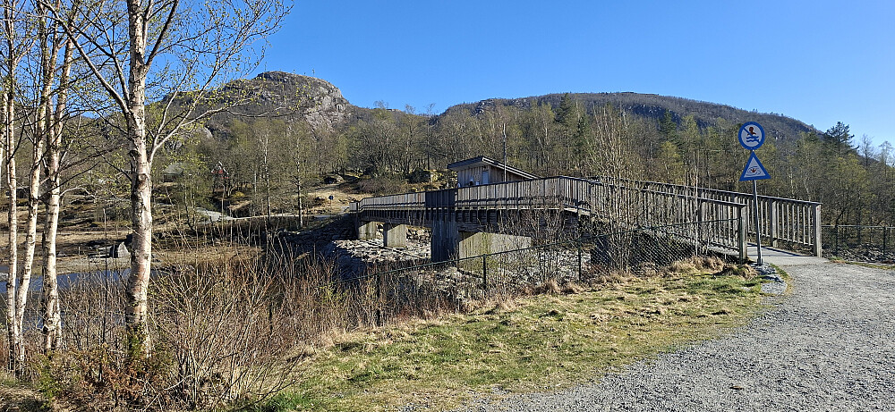 Over demningen