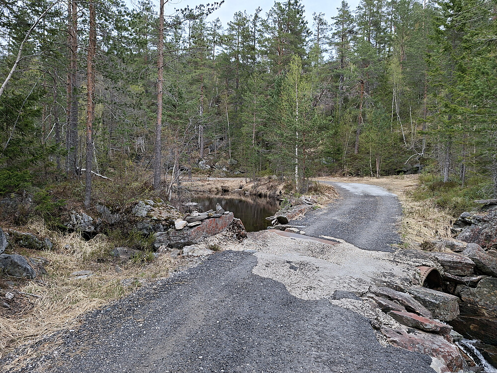 Stistart til venstre. Parkering framme i svingen