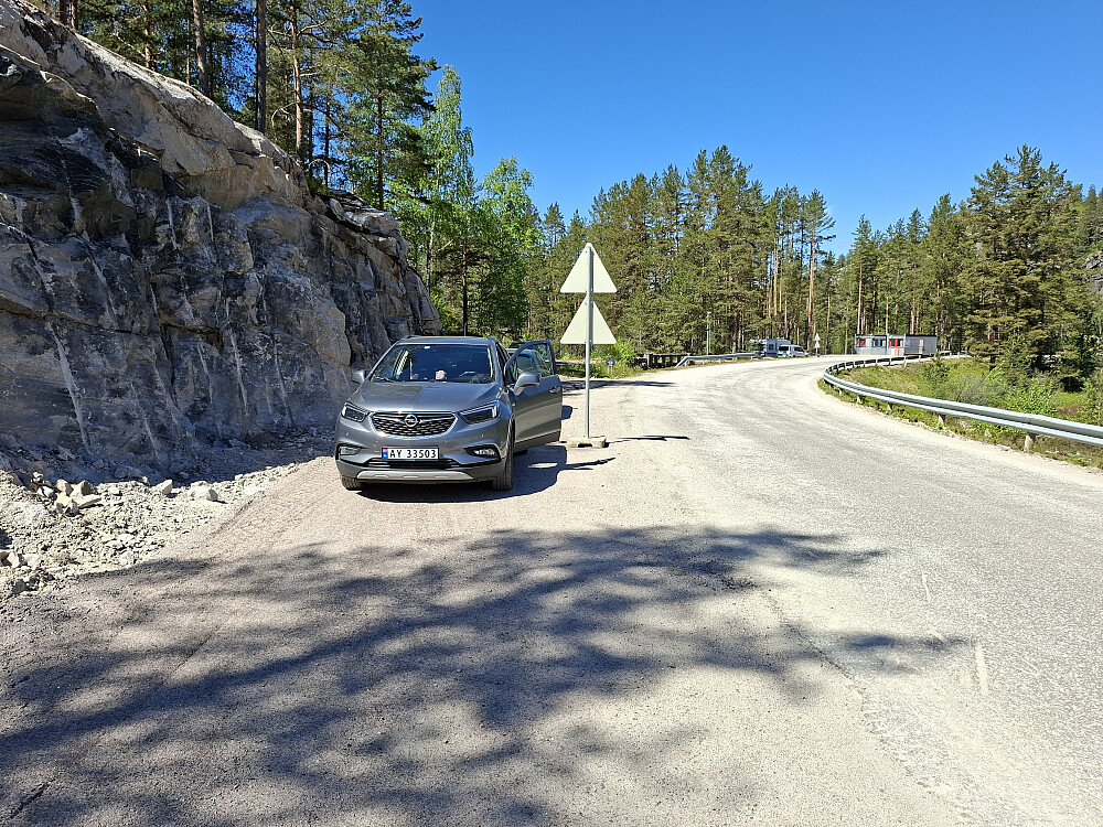Grei parkering idag. Men det kan endre seg pga veiarbeid i området. Er også plass på venstre side etter brua.