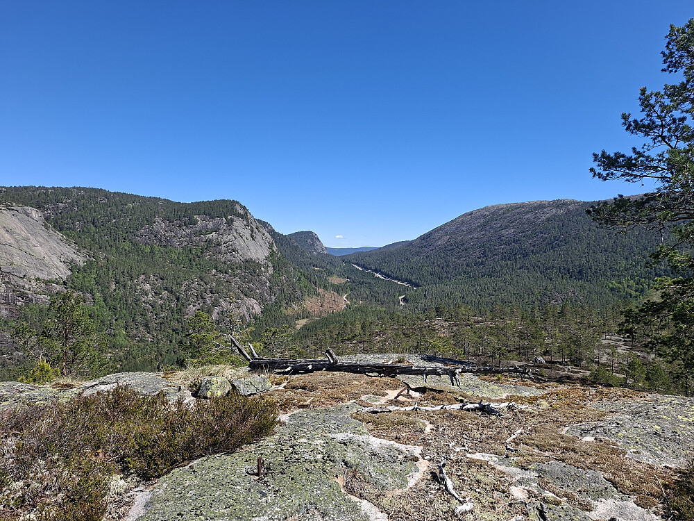 Utsikt fra toppunkte. Brunfjellet til venstre og Furunusteren til høyre