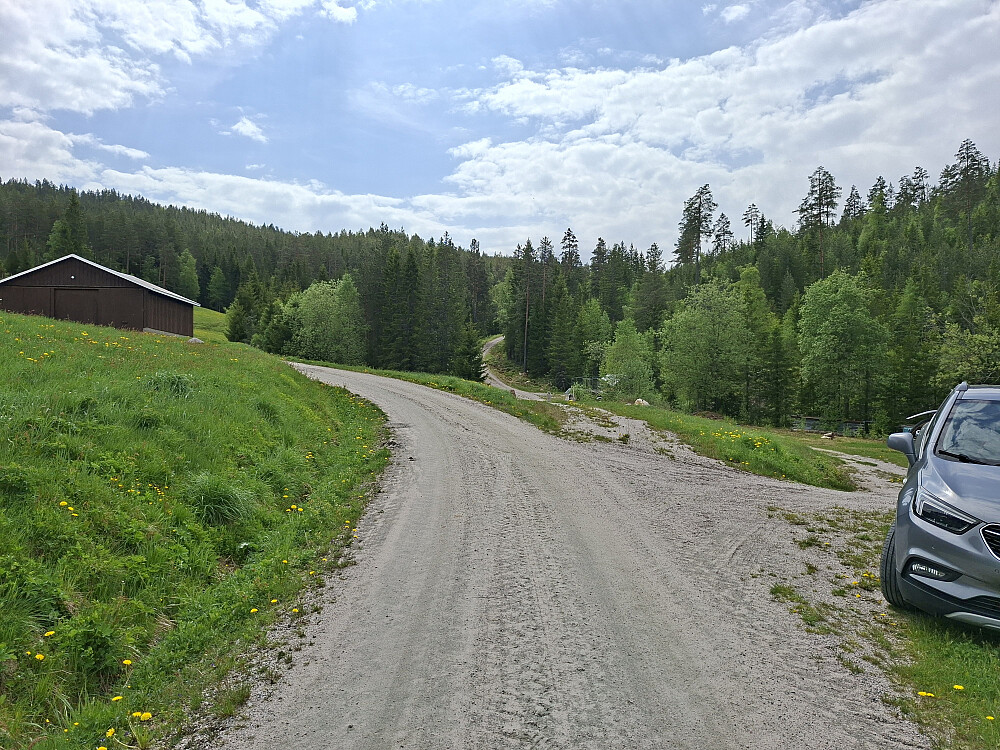 Parkering. Veien fortsetter opp midt i bildet