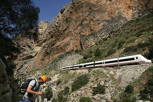Man har god utsikt fra toget, selv om det passerer i en #£lv£tes fart. ©https://www.caminitodelrey.info