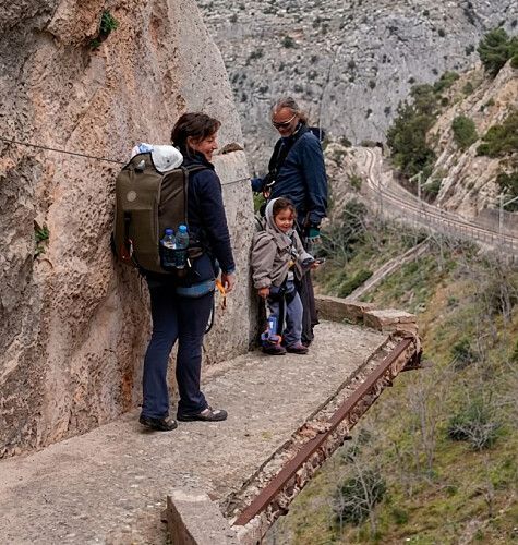 Familie på tur.. stoler på wiren.. ©https://www.malagaweb.com/andalucia/natural-parks/desfiladero-gaitanes/caminito-del-rey.php