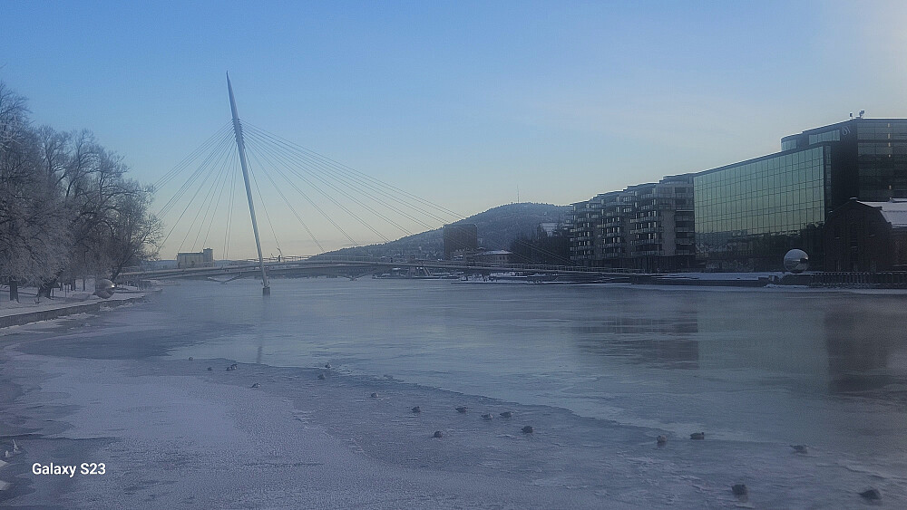 Frostrøyen lå over elva. 