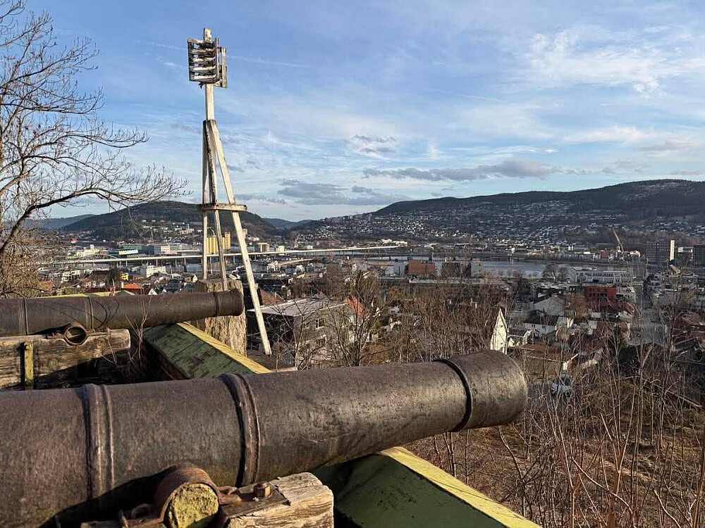 Brannposten. Brann ble varslet med kanonskudd. Ulike antall skudd viste til i hvilken bydel. 