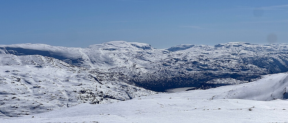 Fra Ruklenuten mot Reinsnosvatnet, Søre Krossfonnnuten (Tindane kan skimtes bak), Kyrkjenuten, Kvannegrødnuten, Helgedalsnuten/Svartenut