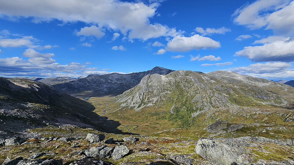 Neådalen med tilhørende fjell.