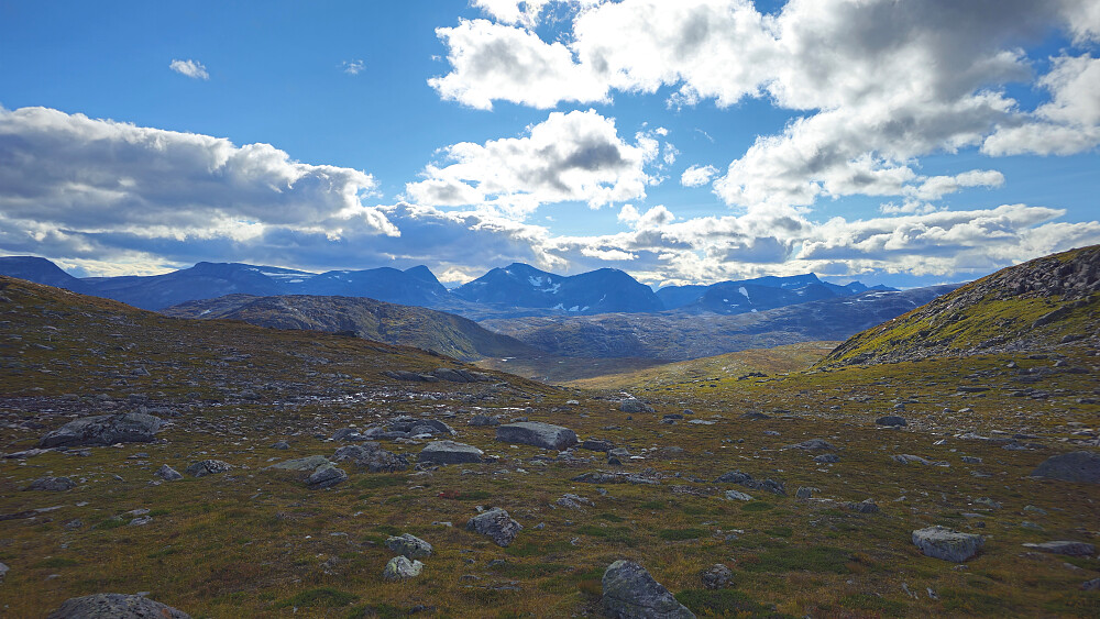 Litt stigning før det går ned igjen. Mot Sunndalsfjell.