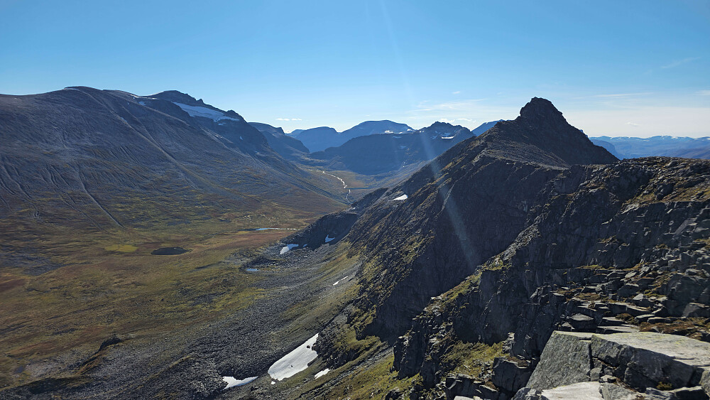 Og bratt ned langs kanten. Grøvelnebba nærmer seg.