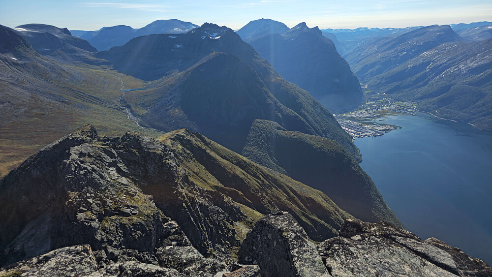 Sunndalsøra og Hovsnebba.