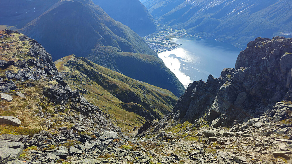 Langdryg renne opp mot Søre Grøvelnebba.