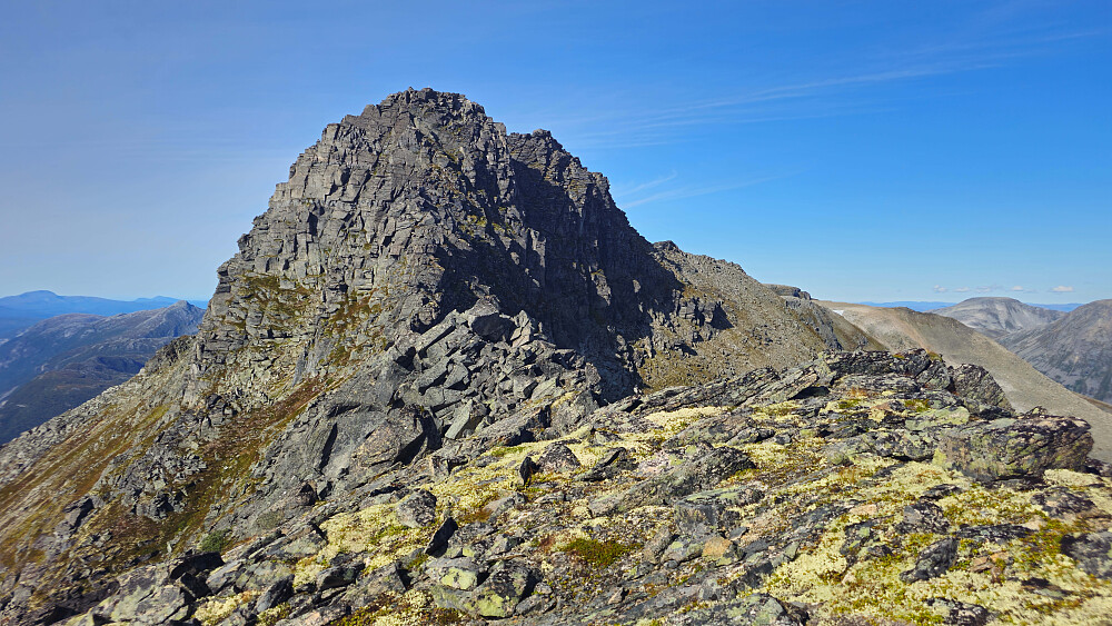Grøvelnebba sett fra Søre Grøvelnebba. Litt mer enn bare klyving om man skal ta seg opp herfra.