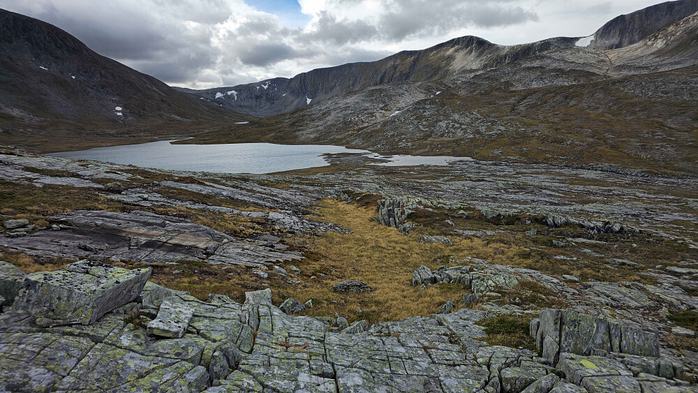 Ser etter et sted å krysse utløpet.