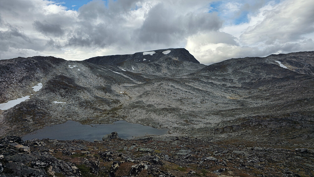 Og selve Storlifjellet. Var på disse toppene i April. Var tungt nok på ski, kan nesten ikke forestille meg så mange kilometer med ur.