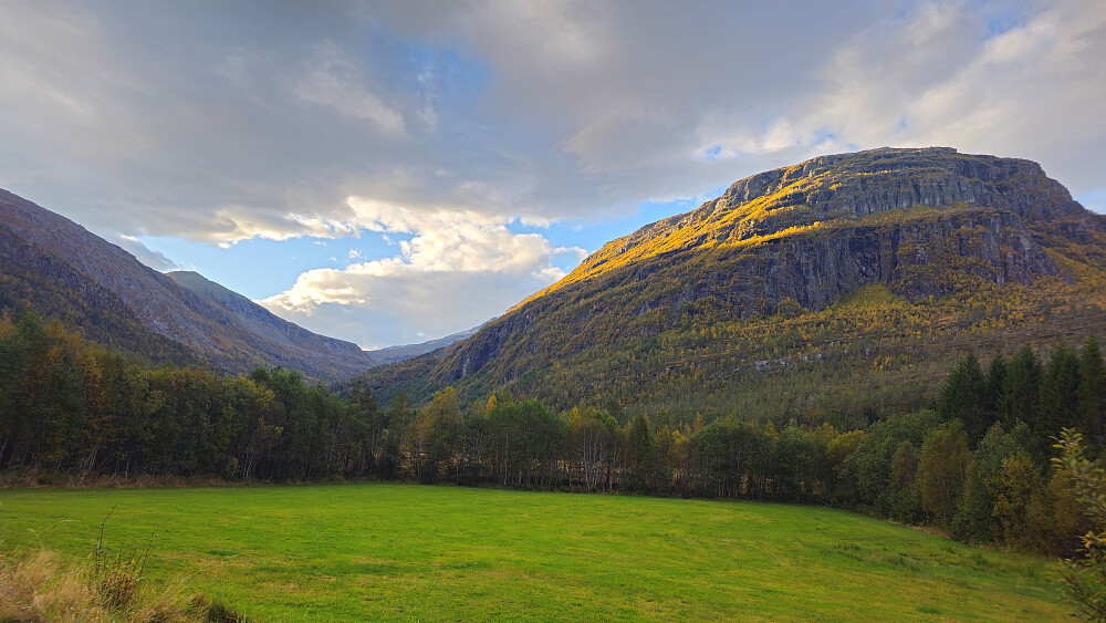 Sola møter Storfjellet ved avgang fra Kårvatn.