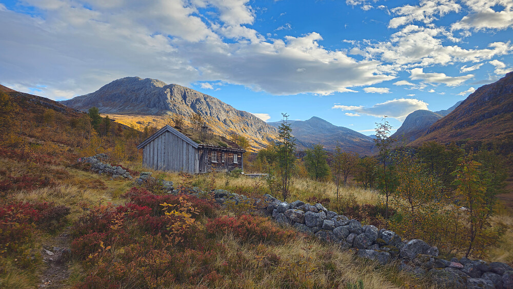 Tung bakke opp til Nauståsetra. Herfra er det slakt innover dalen.