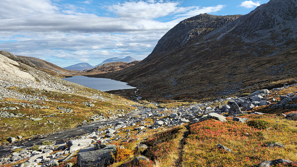 Nedre Salsvatn med Trollhetta bak.