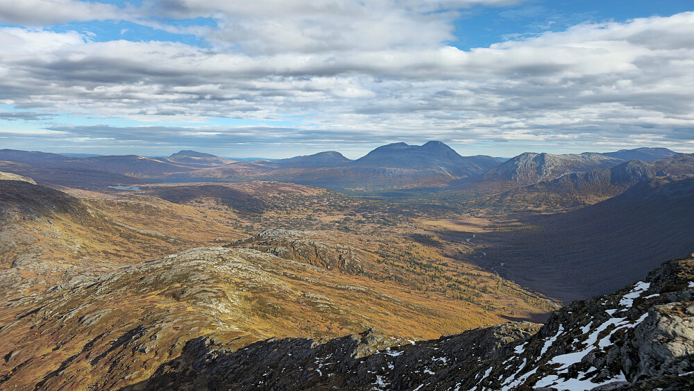 Nedre Folddalen og moene ved Trollheimshytta.