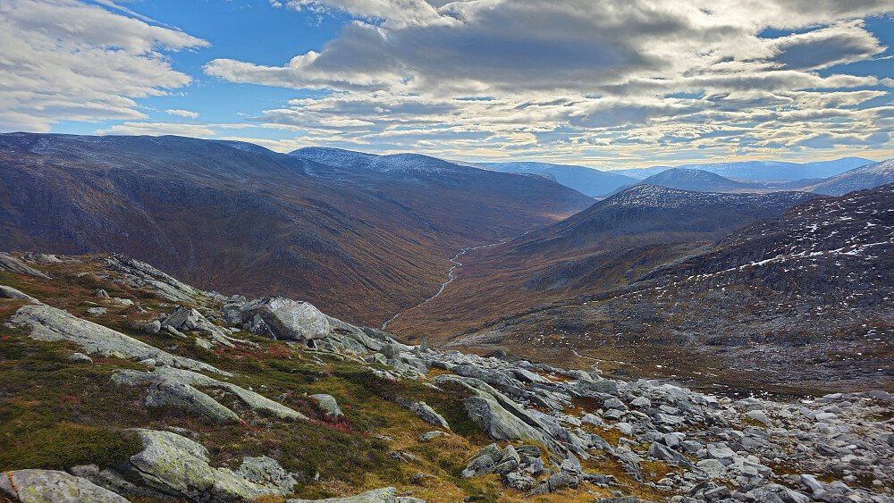 Oppover Folddalen med Storlifjell til venstre.