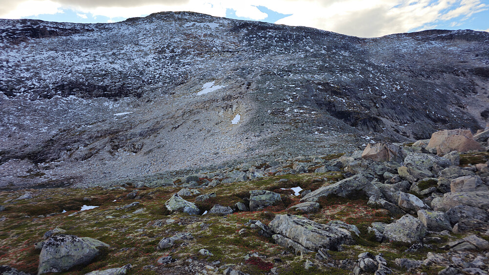 Fra Neådalssnota NV er det en ny stigning opp til Neådalssnota V1. Planen var å holde litt til høyre, men ble ganske langt mot venstre. Mye snø og is lengst oppe, så denne etappen tok tid.