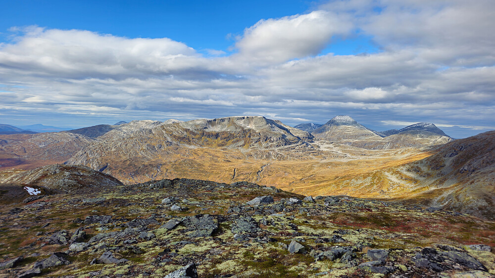 Ser mot fjellene i nord.