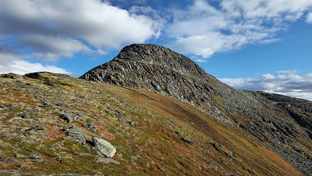 Den siste biten til topps er brattere enn det ser ut som.