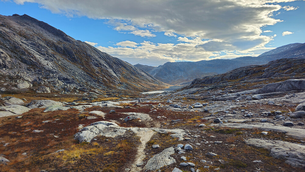Ser ned mot Øvre Salsvatn. Bollen der bak.