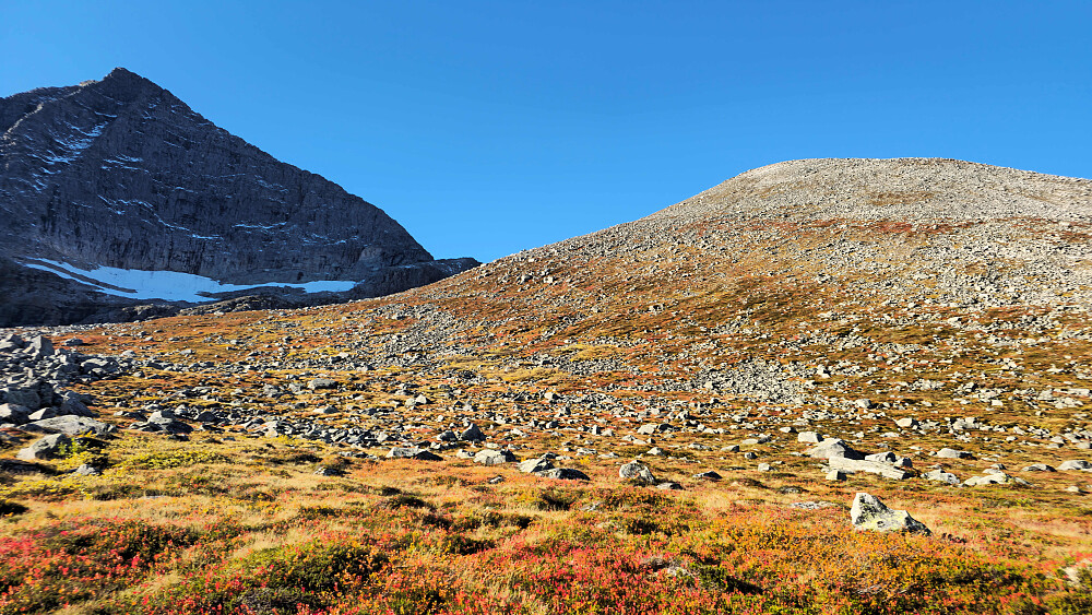 Drygt terreng oppover. Mye løs sand og stein som skaper følelse av ett skritt fram og et halvt skritt tilbake.