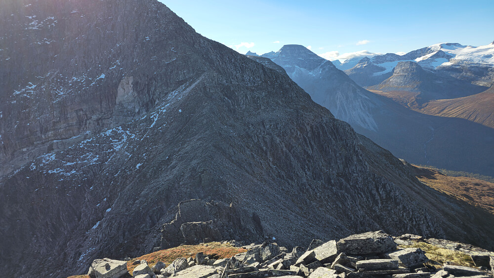 Ryggen videre i retning hovedtoppen.