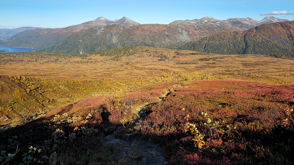 Løpbart nedover mot dalen.