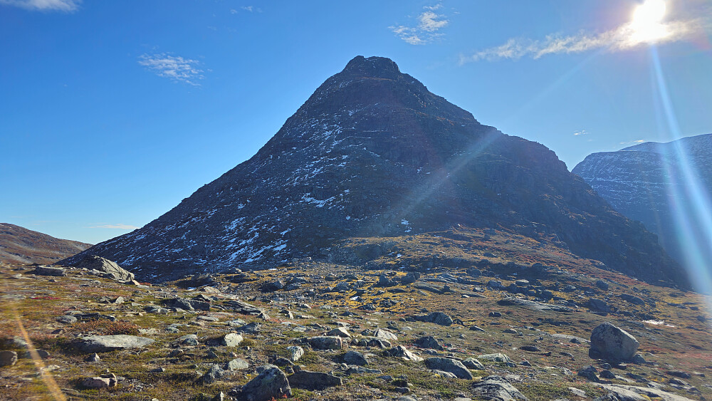 Kringlehøa så vanskelig ut fra avstand. Nordsiden ligger i skyggen delvis dekket av snø. Var redd for at dette kom til å bli vanskelig med tanke på gårsdagens tur en tilsvarende nordside i Naustådalen.