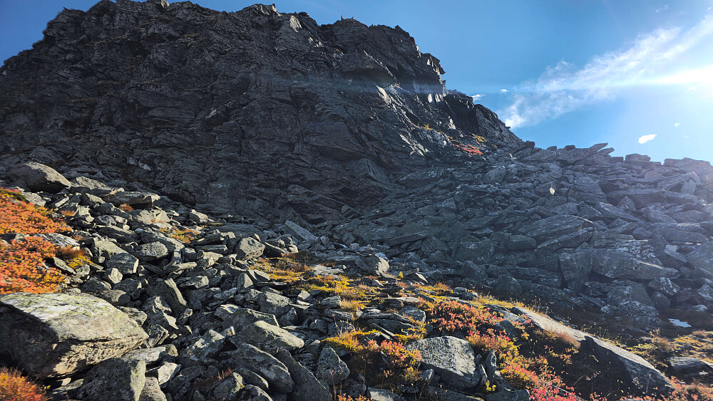 Gikk nærmere, og plutselig åpenbarer det seg en grei sti oppover.