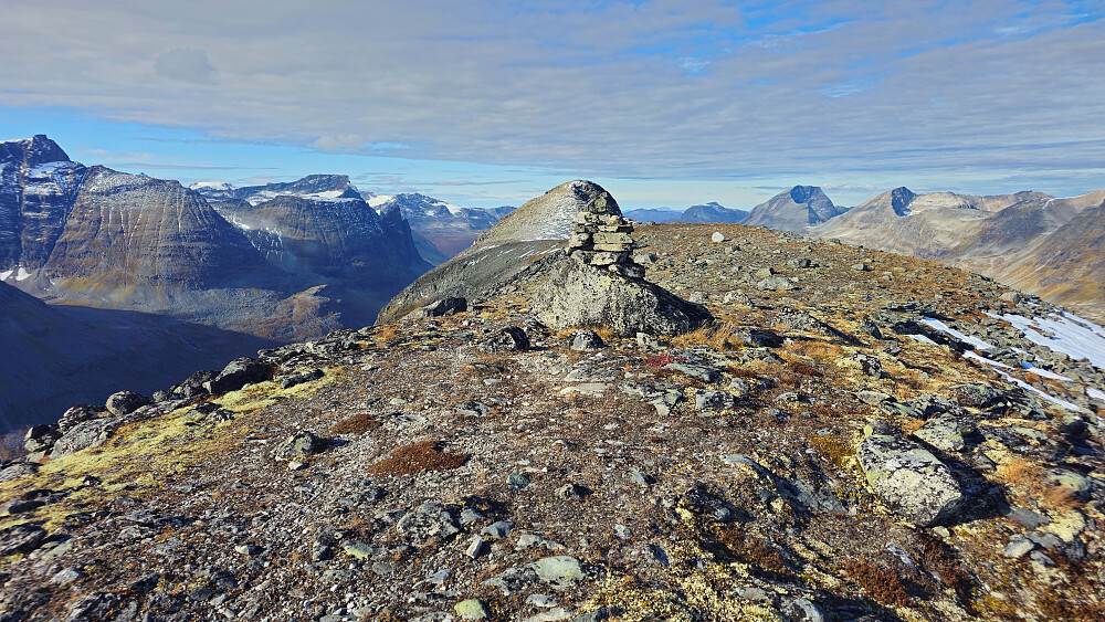 Ser tilbake mot vesttoppen.