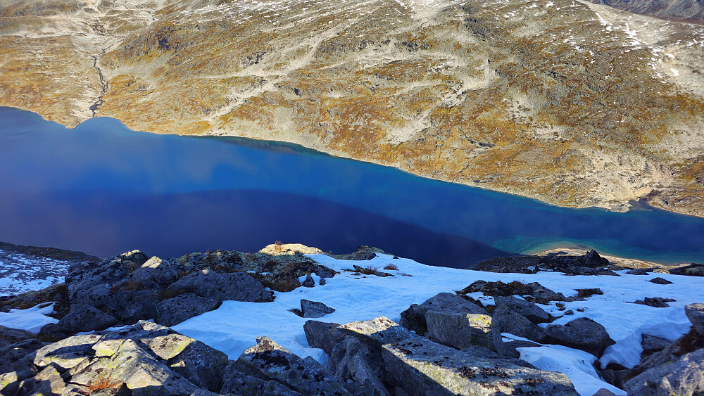 Bratt ned mot Langvatnet.