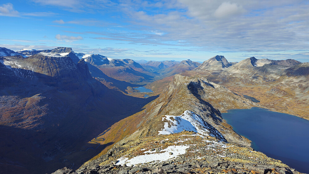 Retur samme vei ned vestryggen fra Kringlehøa. Skal ned til Langvatnet og følge stien derfra.