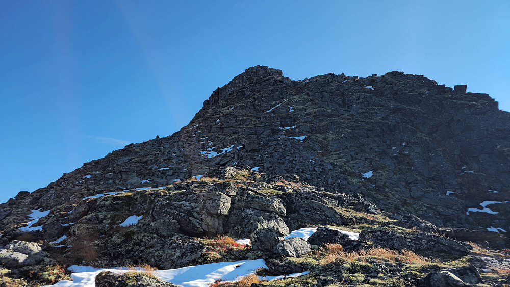 Vanskelig å se noen enkel rute, men går veldig greit når man er der.